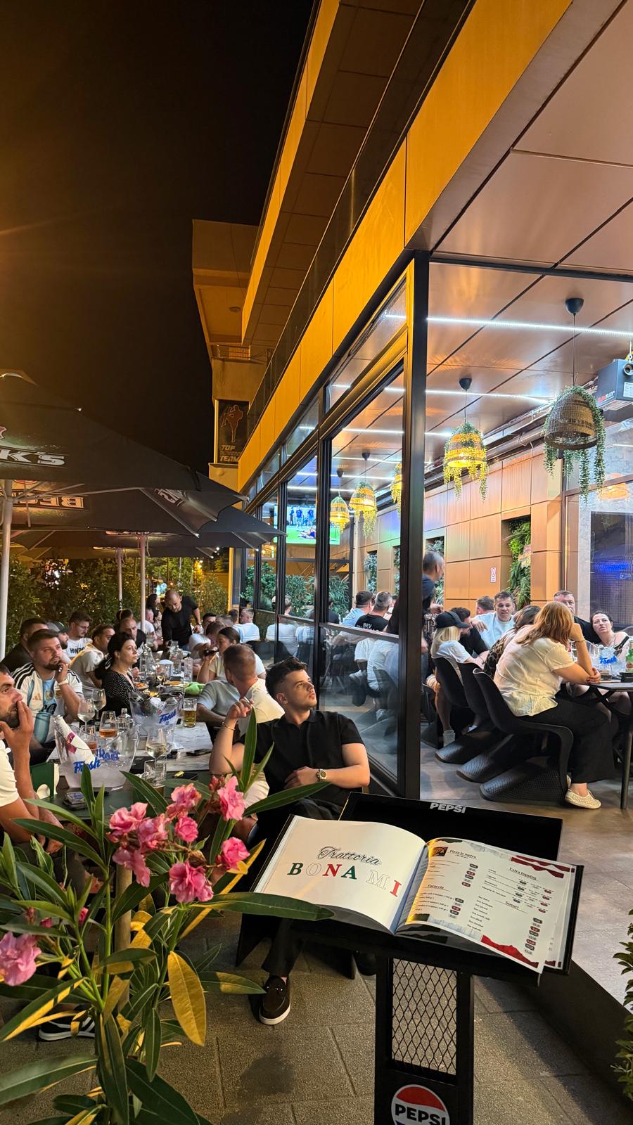 Atmosfera de seară din curtea Trattoria Bona Mi